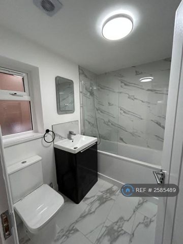 4 bedroom semi-detached house to rent - Photo 3