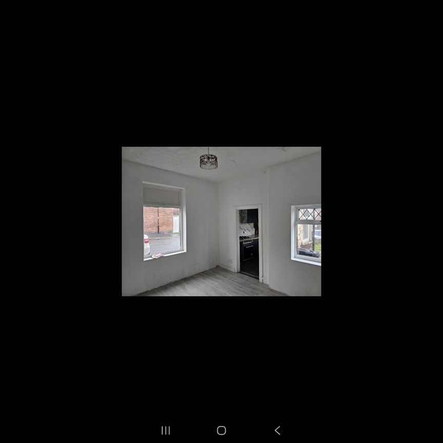 Room in a Shared House, Mortlake Road, S5 - Photo 1