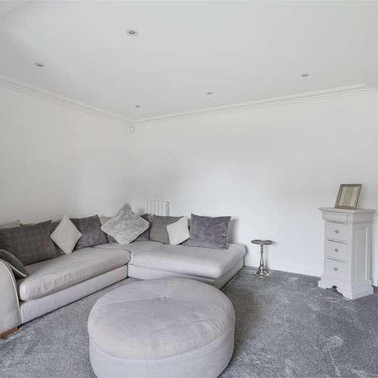 Partridge Mead, Banstead, SM7 - Photo 1