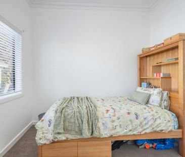 NEAT AND TIDY 3 BEDROOM HOME WITH HOME OFFICE - Photo 6