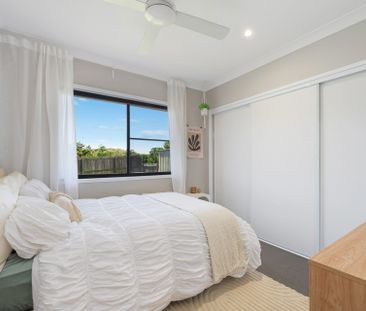 Beautiful Family Home Living - Photo 4