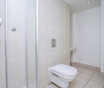 3 bedroom flat to rent - Photo 4