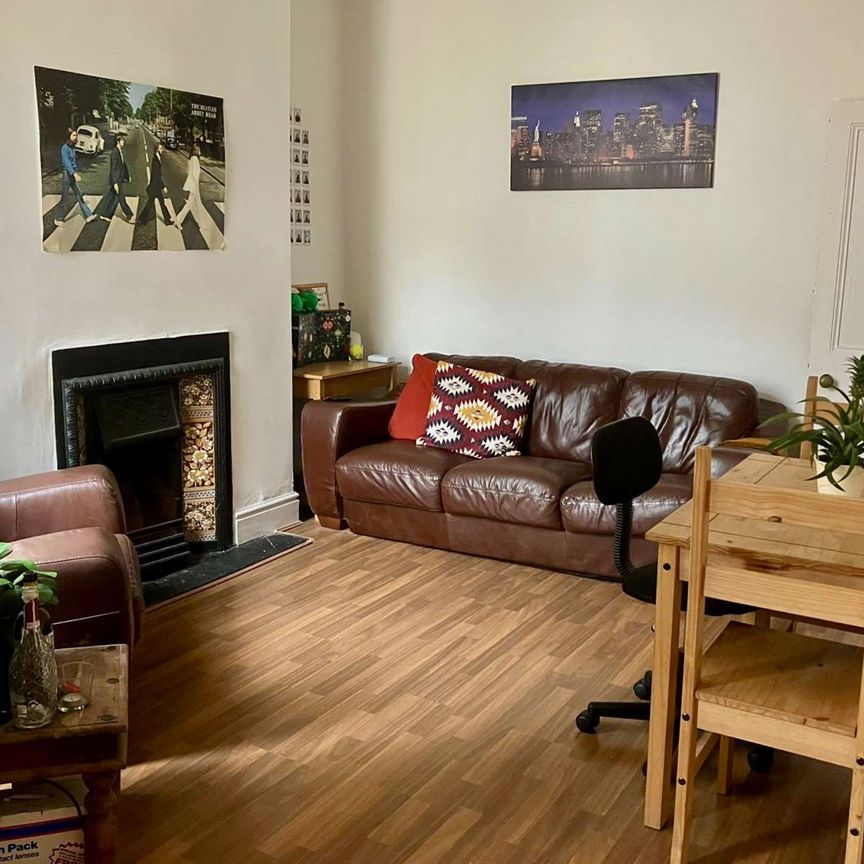 3 bed student house available for 24/25 Academic Year in Hall Lane, L7. Room 1 - Photo 1