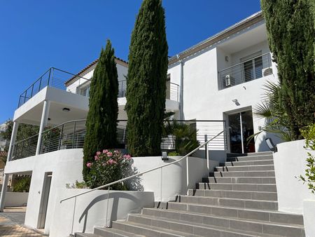 A louer à Marseille 13012 - Maison de grand standing avec jardin, piscine et garage - Photo 4