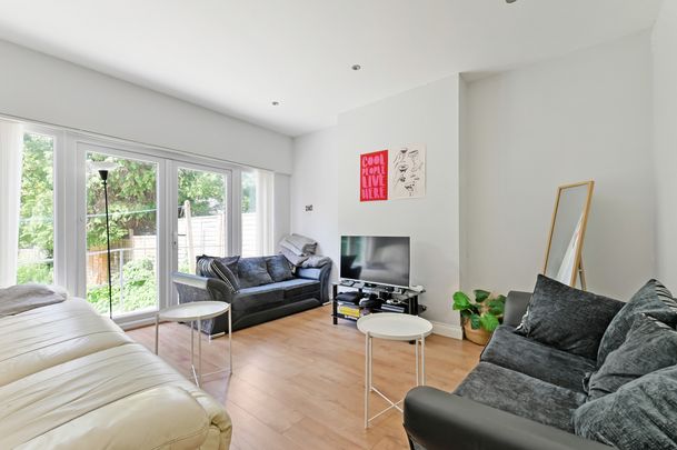 Kings Avenue, SW12, London - Photo 1