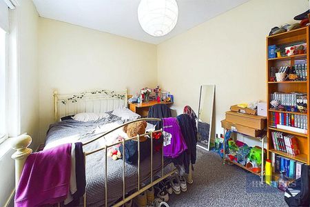 5 bedroom House To Let - Photo 4