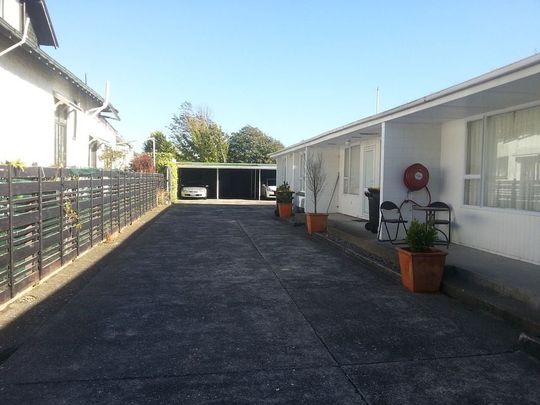 Modern unit - Photo 1