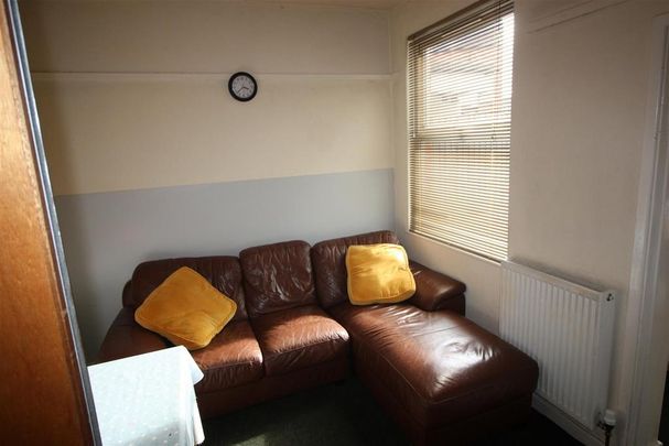 4 bedroom end of terrace house to rent - Photo 1