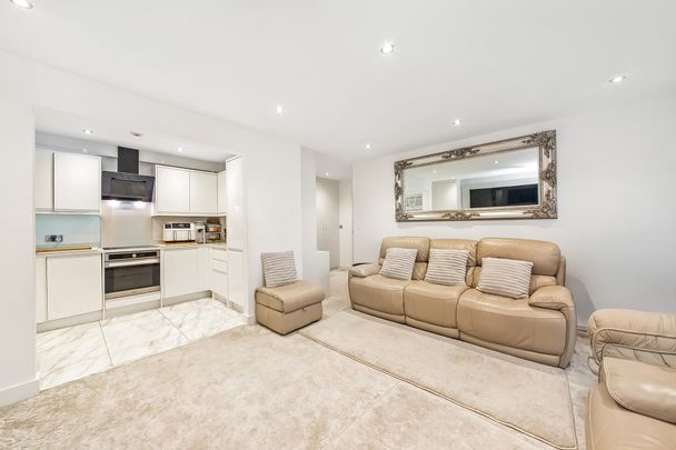 Brook Square, London, SE18 - Photo 1