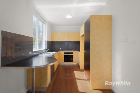 Stylish Ground-Floor Apartment in a Prime Carnegie Location - Photo 3