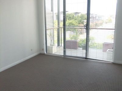 Modern 3 Bedroom Townhouse in Trendy Location! - Photo 3
