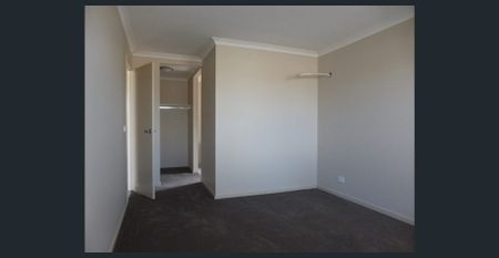 Spacious Family Home in Point Cook! - Photo 4