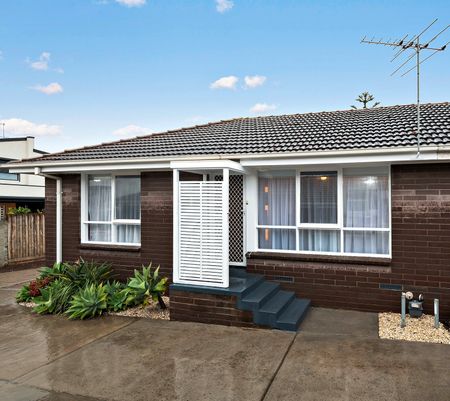 GORGEOUS SUN LIT UNIT WITH TWO BEDS IN A BEACHY LOCATION - Photo 4