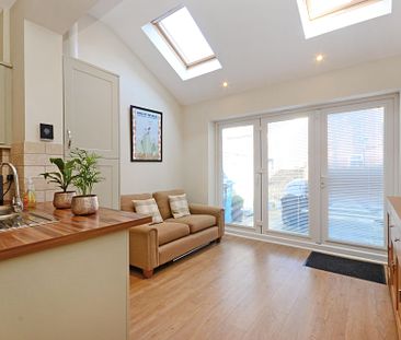 3 bedroom Terraced House to rent - Photo 3