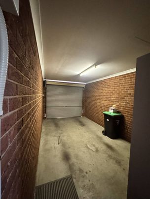 Low maintenance close to town! - Photo 1