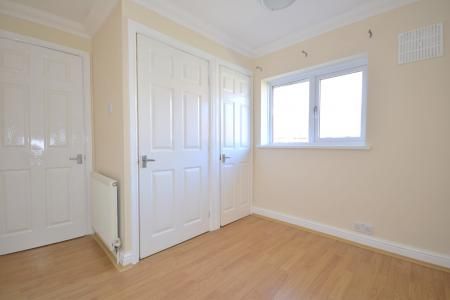 3 bedroom Terraced House To Let - Photo 3
