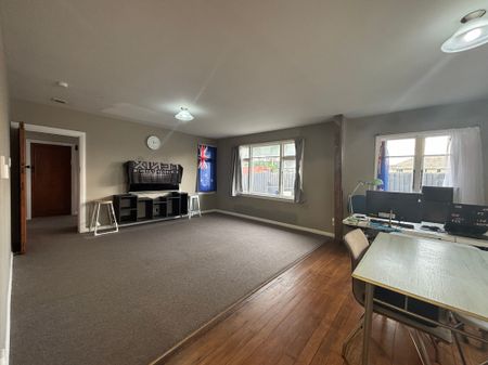 Spacious Living - Photo 3