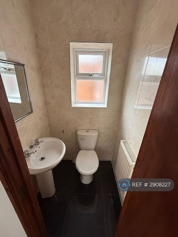 6 bedroom end of terrace house to rent - Photo 5