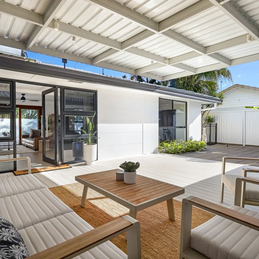 WELCOME TO YOUR NEW HOME IN BROADBEACH WATERS! - Photo 1