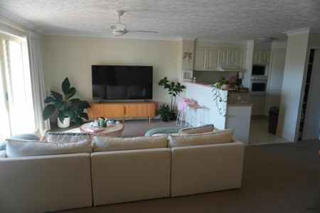 Two Bedroom Coastal Apartment! - Photo 2