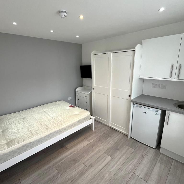 1 bedroom in a house share to rent - Photo 1