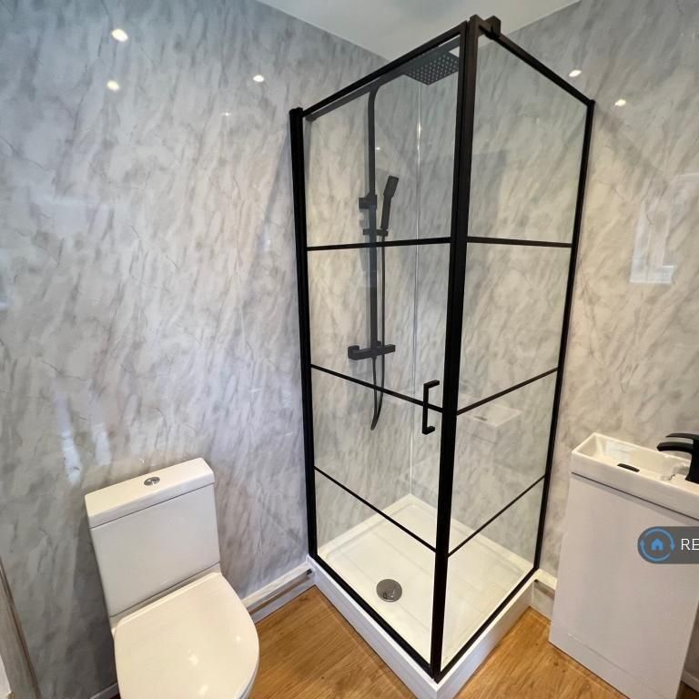 4 bedroom semi-detached house to rent - Photo 1