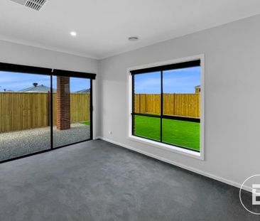 LARGE MODERN FOUR BEDROOM HOME - Photo 1