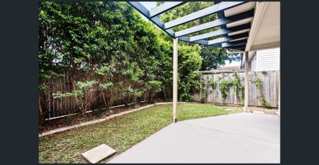 Spacious Three-Level Townhouse in Prime Gaythorne Location - Photo 2