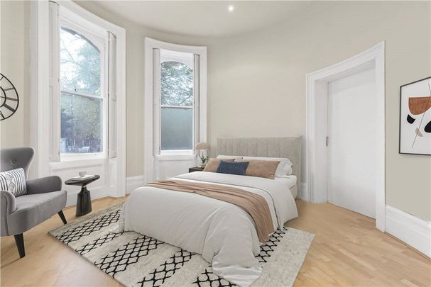 This raised ground floor one-bedroom apartment is a good size and includes an open kitchen reception. The circular bedroom is a spacious double and includes a dressing room, all in the beautiful Grade II listed Royal Crescent with access to communal gardens. EPC rating D - Photo 1