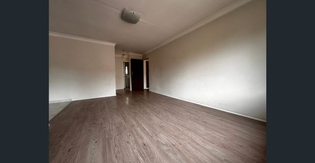 Spacious living room roomy kitchen with parking - Photo 1