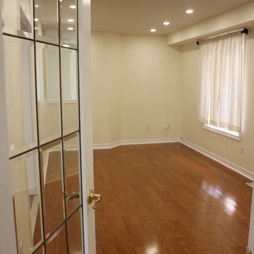 For Lease - 424 Oaktree Circle, Mississauga, Ontario - Photo 1