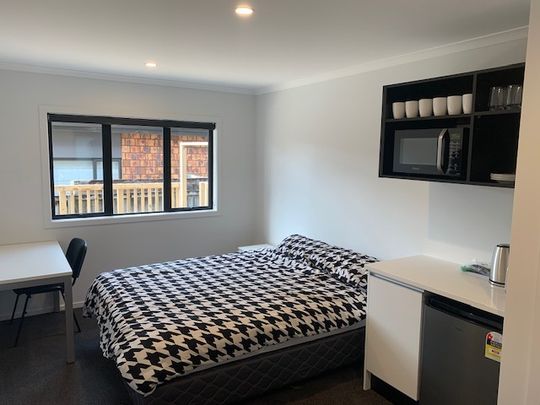 These studio rooms are conveniently located within walking distance to local shops and the University. - Photo 1