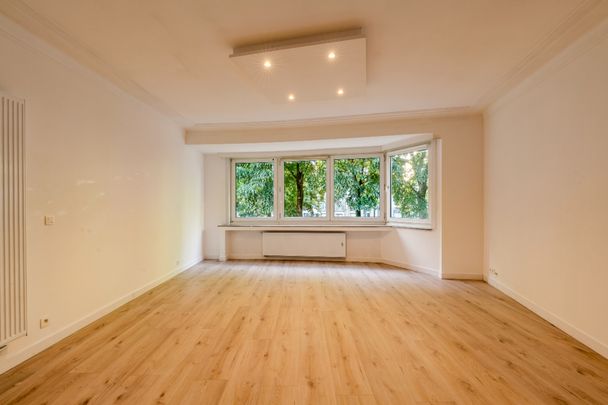 Lichtrijk appartement op uitstekende locatie in Laeken - Photo 1