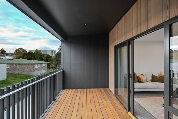 Modern 3 Bedroom Townhouse! - Photo 1