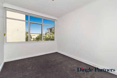 Light-Filled Apartment in Prime South Yarra Location - Photo 3