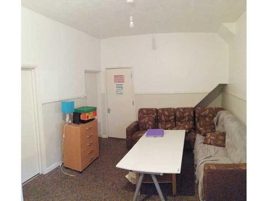 8 bedroom end of terrace house to rent - Photo 1