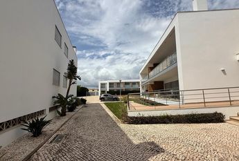 Apartamento T2 bem localizado em condomínio com piscina e garagem privada.