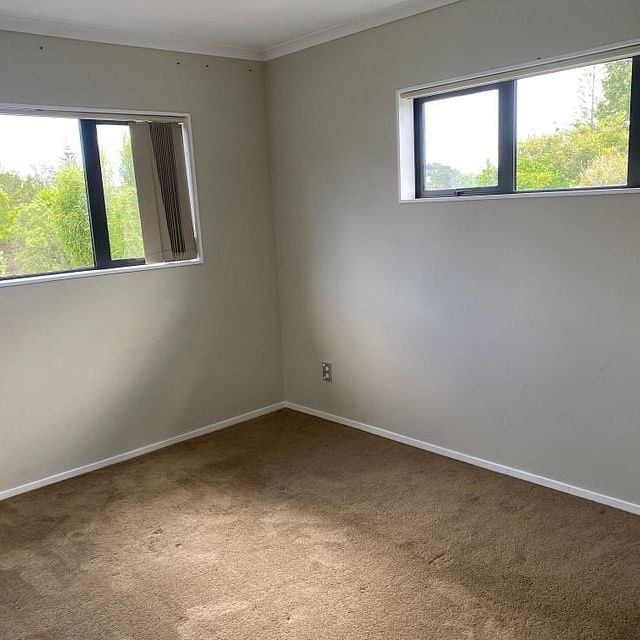 Spacious 5BR Home on Te Atatu Rd - Photo 1