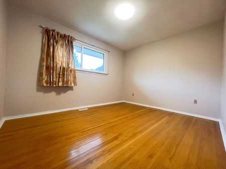 For Lease - 403 Denlow Avenue, Hamilton, Ontario - Photo 4