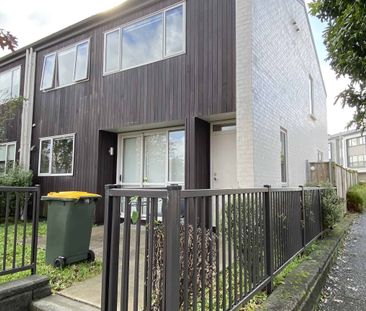 Spacious 4-Bedroom, 2-Bathroom Home with 2 Living Areas - Photo 5
