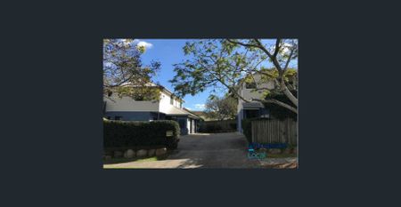 Large Townhouse with Private Courtyard - Photo 3