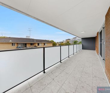 LARGE, FULLY RENOVATED, TOP FLOOR APARTMENT WITH NORTH EASTERN OUTLOOK - Photo 4