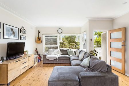 Charming 3-Bedroom Cottage in a Family-Friendly Street - Photo 2