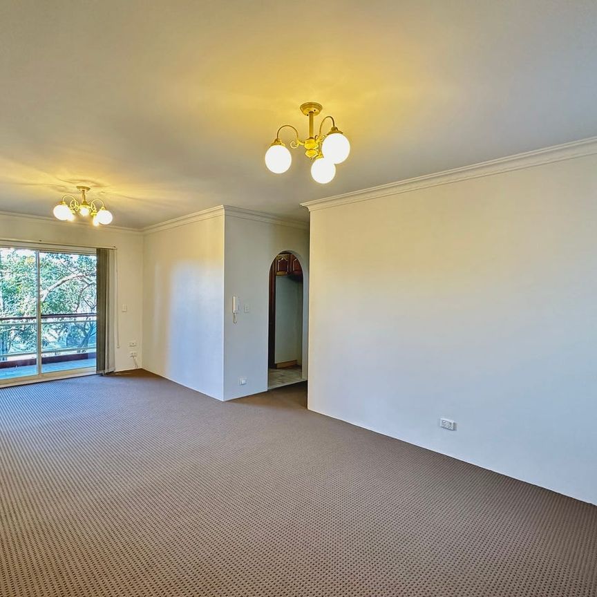 SPACIOUS TWO BEDROOM APARTMENT - Photo 1