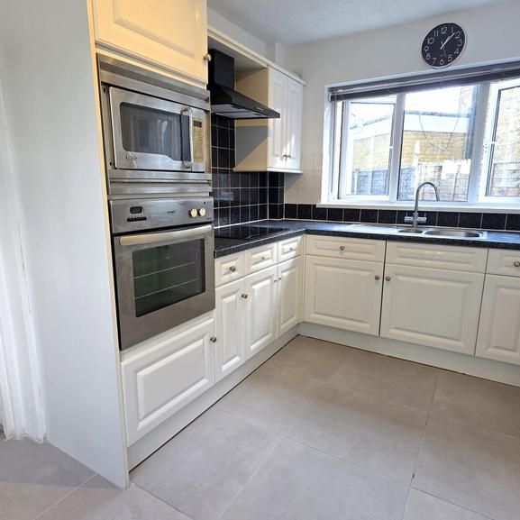 5 bedroom semi-detached house to rent - Photo 1