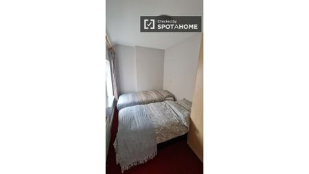 Room in shared apartment for rent in The Coombe, Dublin - Photo 5