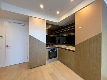 Light-Filled 2-Bedroom Apartment in Premier Tower | Unfurnished - Photo 4