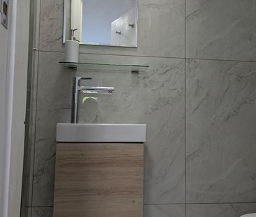 Studio Flat, Askew Road, W12 - Photo 1