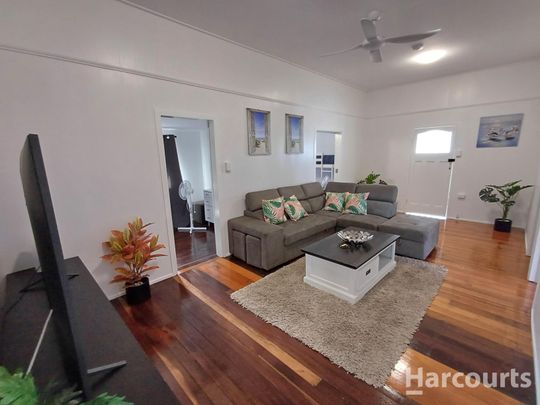 Charming 4-Bedroom Queenslander with Stunning Foreshore Views - Just Steps to the Water! - Photo 1