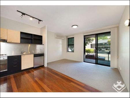 Quiet and Convenient ONE BEDROOM Apartment at Teneriffe - Photo 3